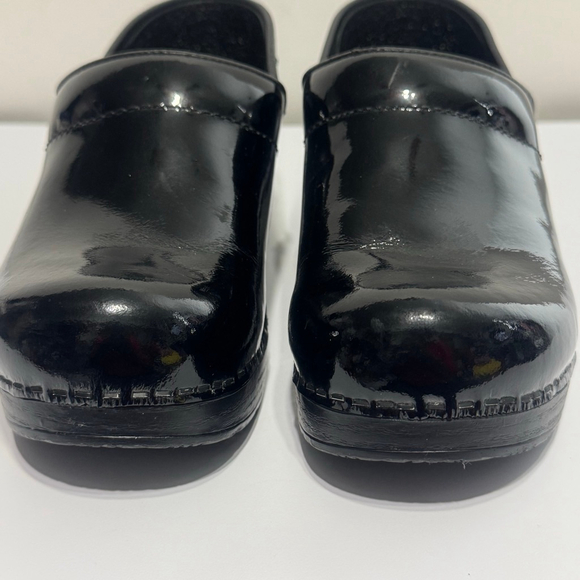 Dansko Black Patent Leather Clogs Size 37 Slip On Nursing Comfort Shoes - Picture 4 of 12